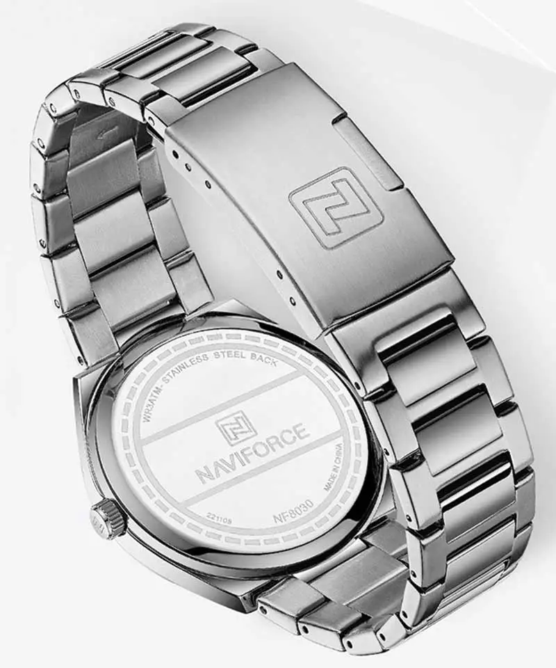 Close-up of the Naviforce NF-8042 premium stainless steel strap featuring a folding clasp with a safety buckle for a secure fit.